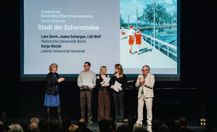 Angeli Büttner (l.) gratulierte den Gewinnern des Sonderpreises im Namen der Lenné-Akademie, Foto: Christian Lietzmann